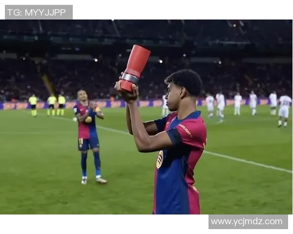 足球明星激情亲吻奖杯瞬间回顾让人热血沸腾的荣耀时刻 足球明星激情亲吻奖杯瞬间回顾让人热血沸腾的荣耀时刻